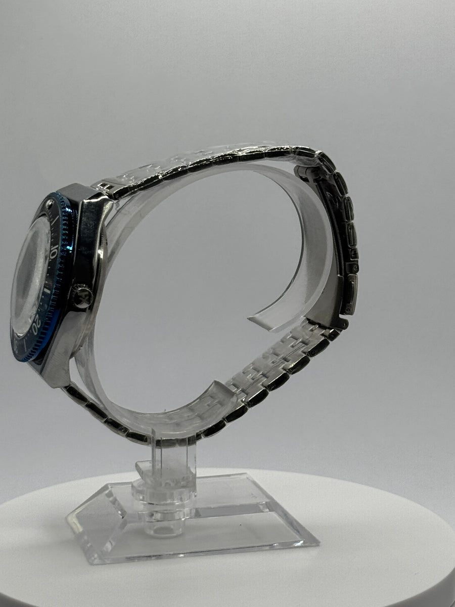 Timex Blueberry Automatic diver, navy bezel, steel bracelet, view 4