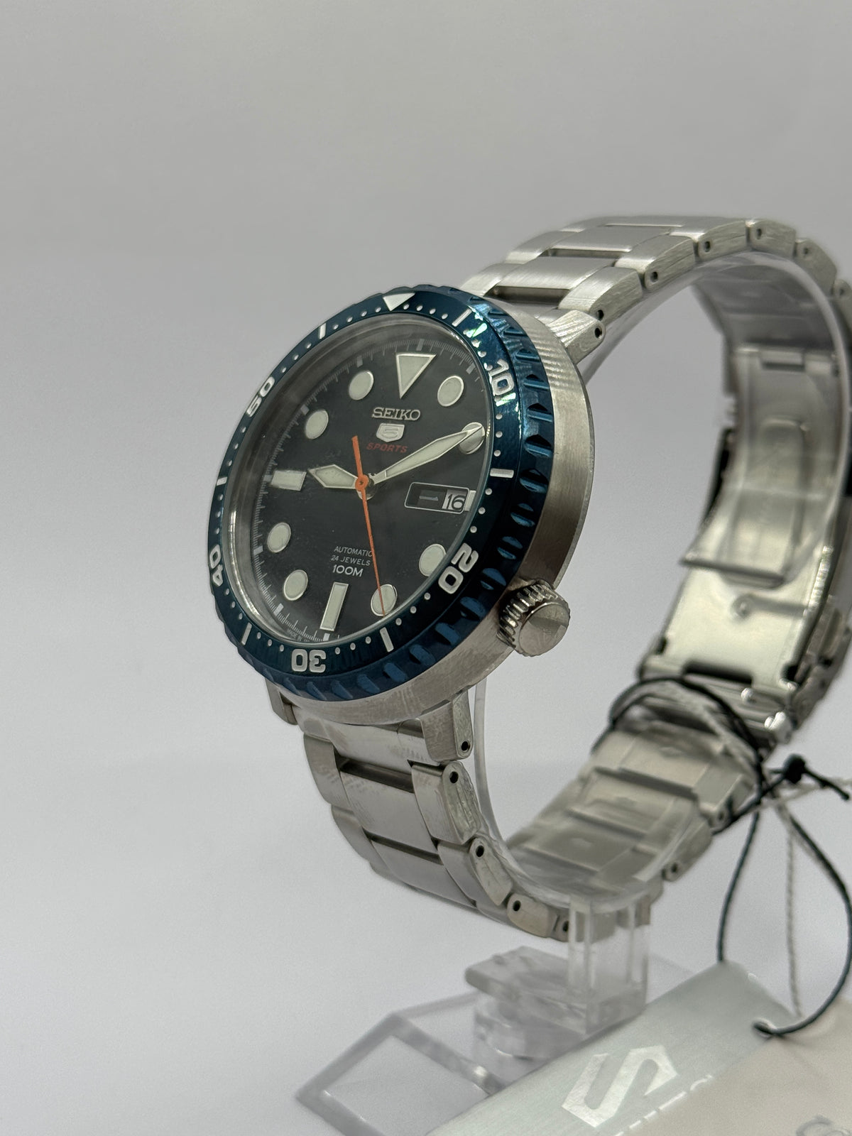 Seiko 5 Sports Bottle Cap SRPC63J1, three-quarter view showing blue bezel