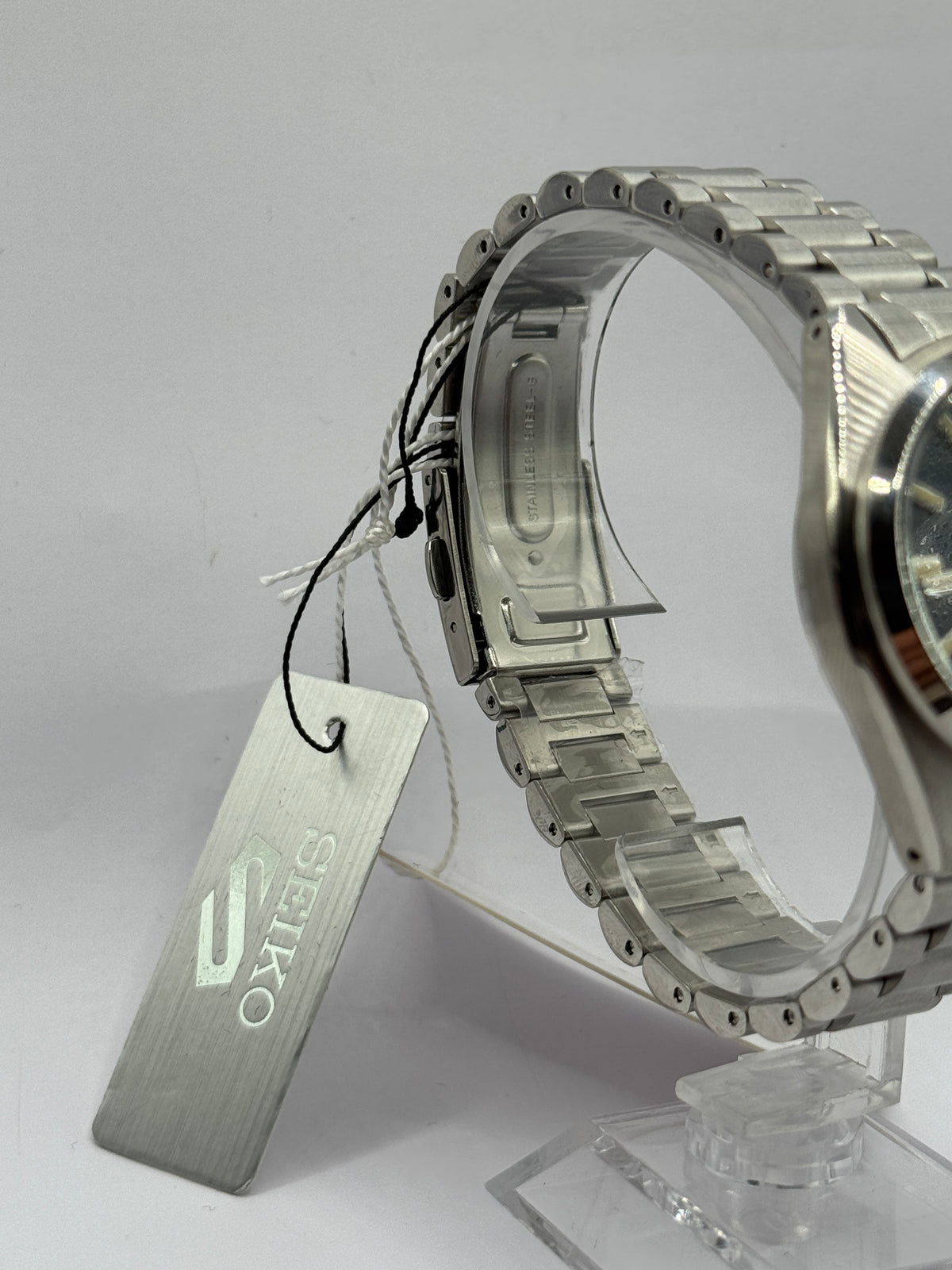 Seiko 5 Sports SNXS, bracelet side with Seiko swing tag