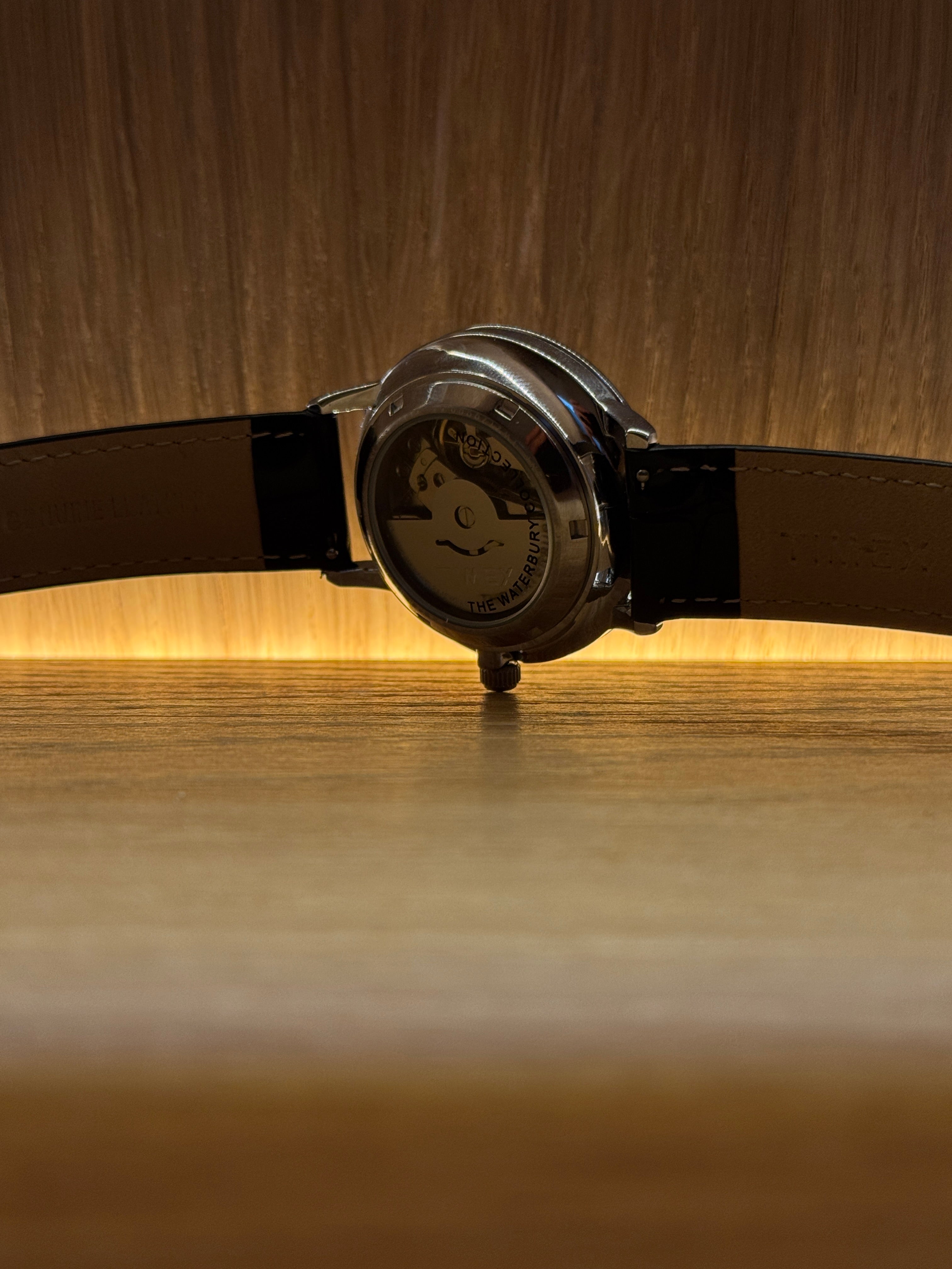 Timex Waterbury Automatic, case profile and black onyx leather strap