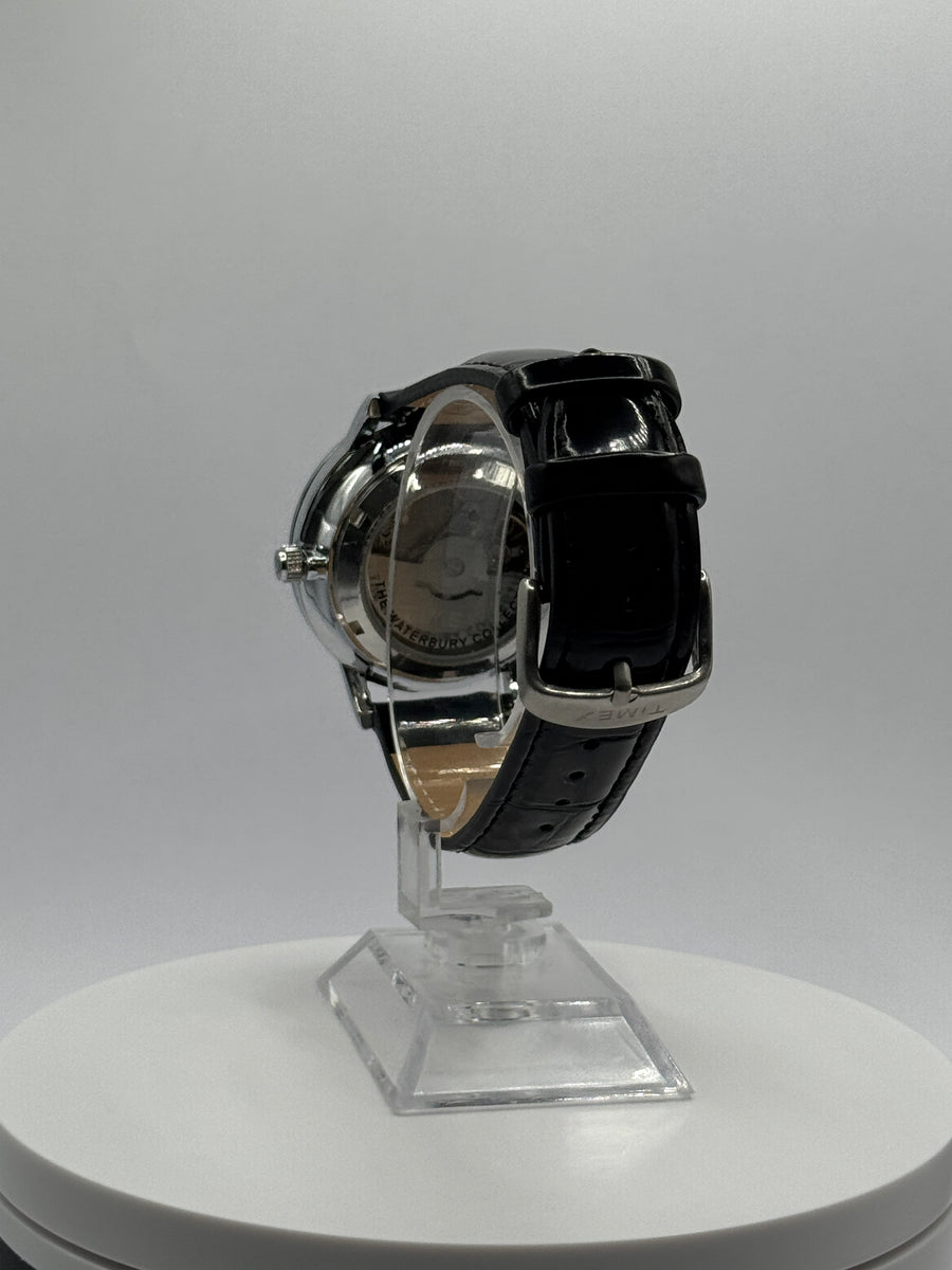 Timex Waterbury Automatic, classic white dial, black leather strap, view 4