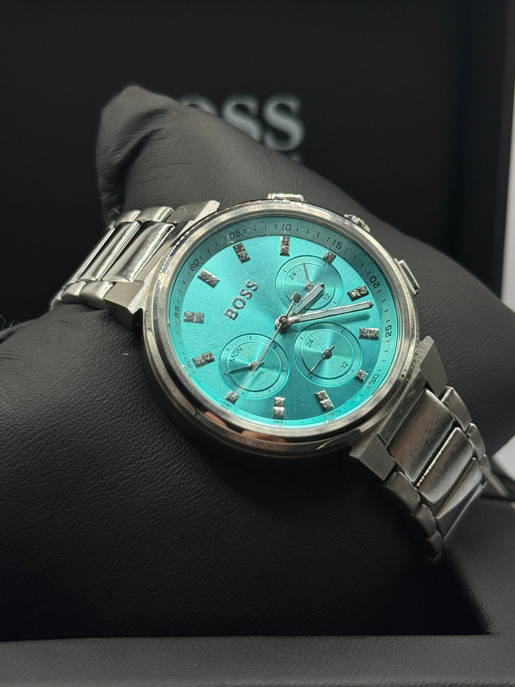 Hugo BOSS Signature 1502763, ice blue diamond-textured chronograph dial, close-up