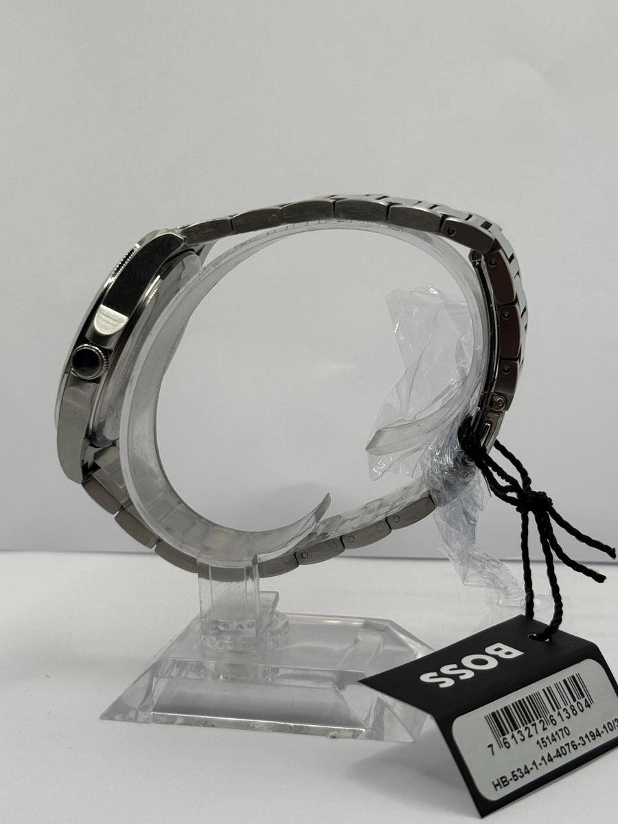 Hugo BOSS three-hand watch, black dial, on the wrist